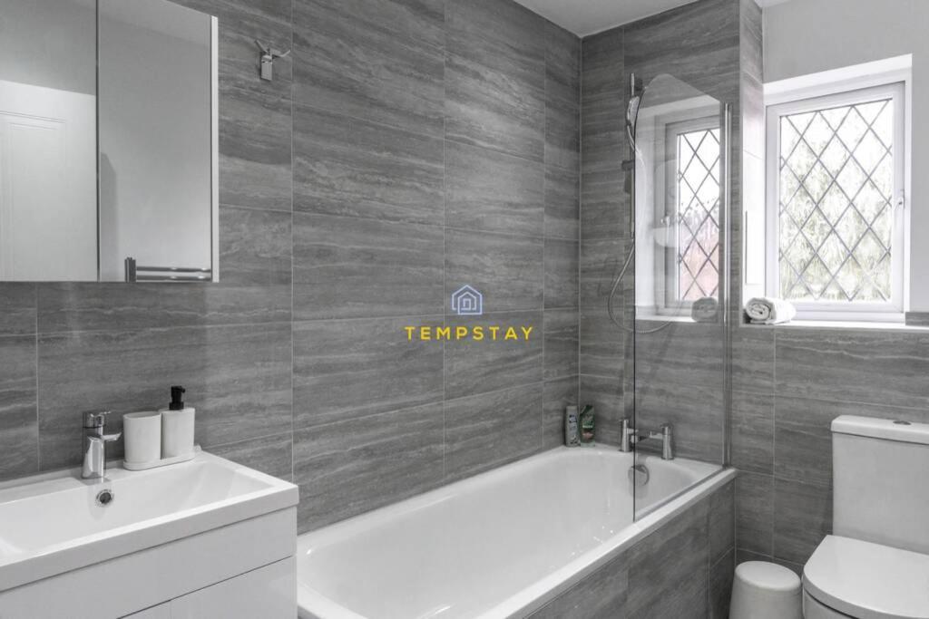 הוילה סלאו Cosy 2 Bed & Free Parking. Near Heathrow/Pinewood מראה חיצוני תמונה